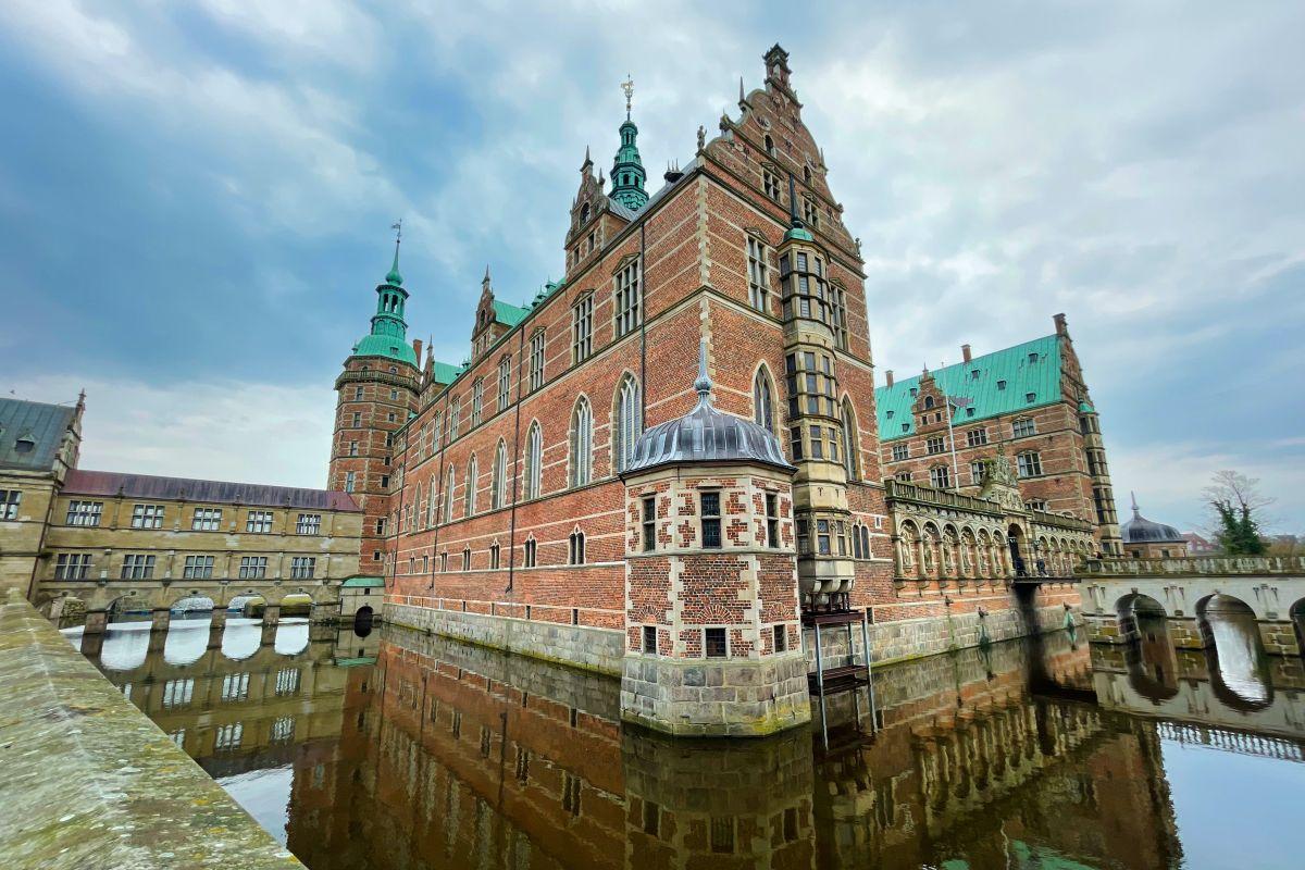 discover how to get to frederiksborg castle from copenhagen