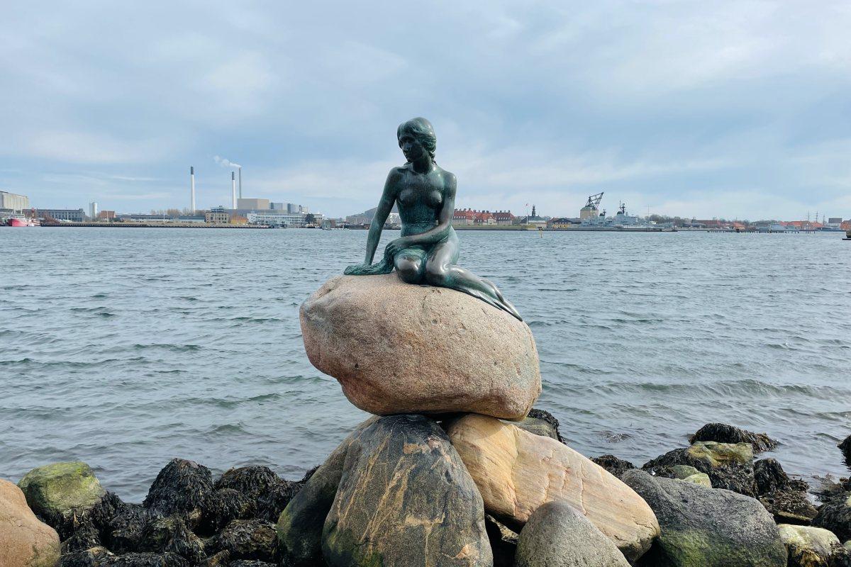 little mermaid statue