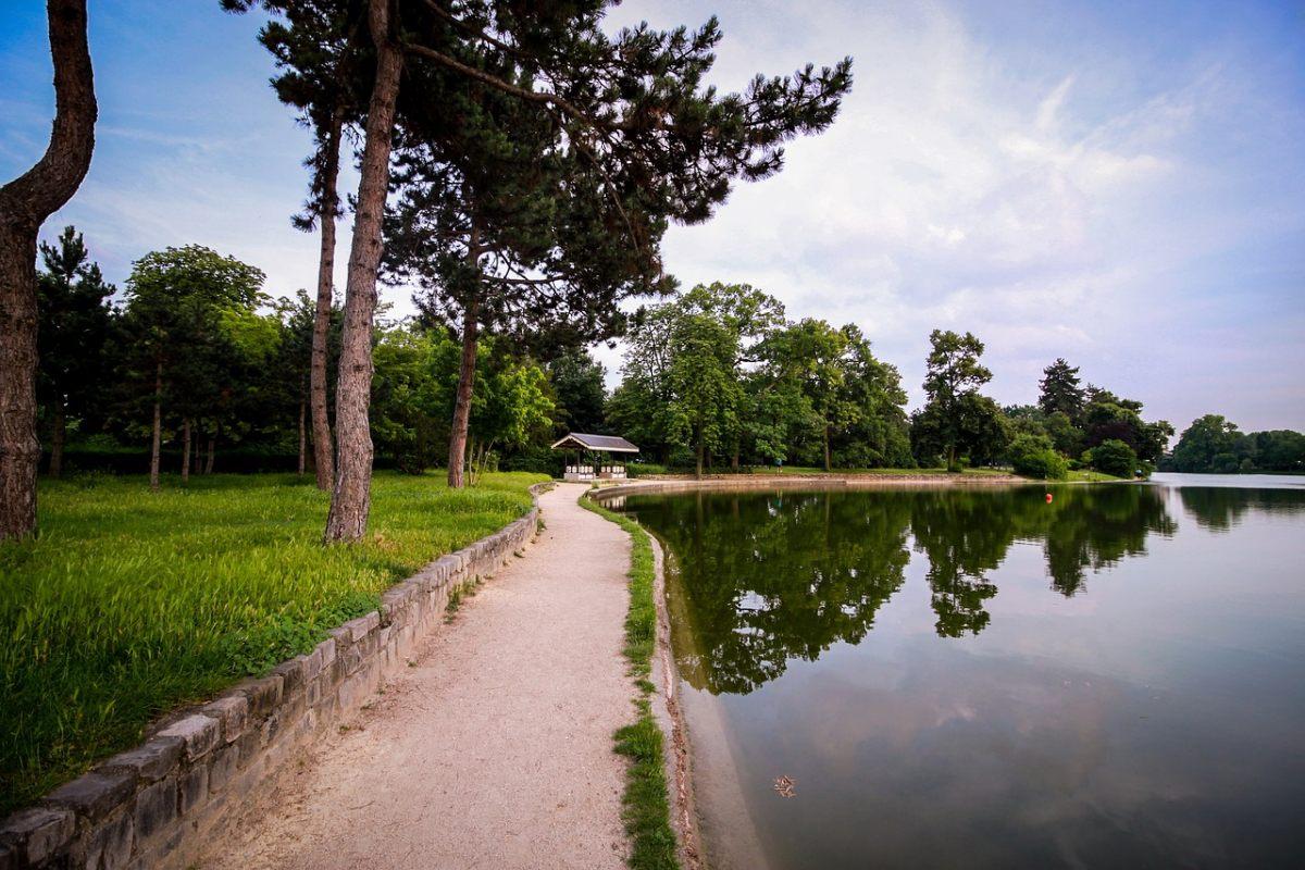 bois de boulogne is among the dangerous areas of paris to avoid