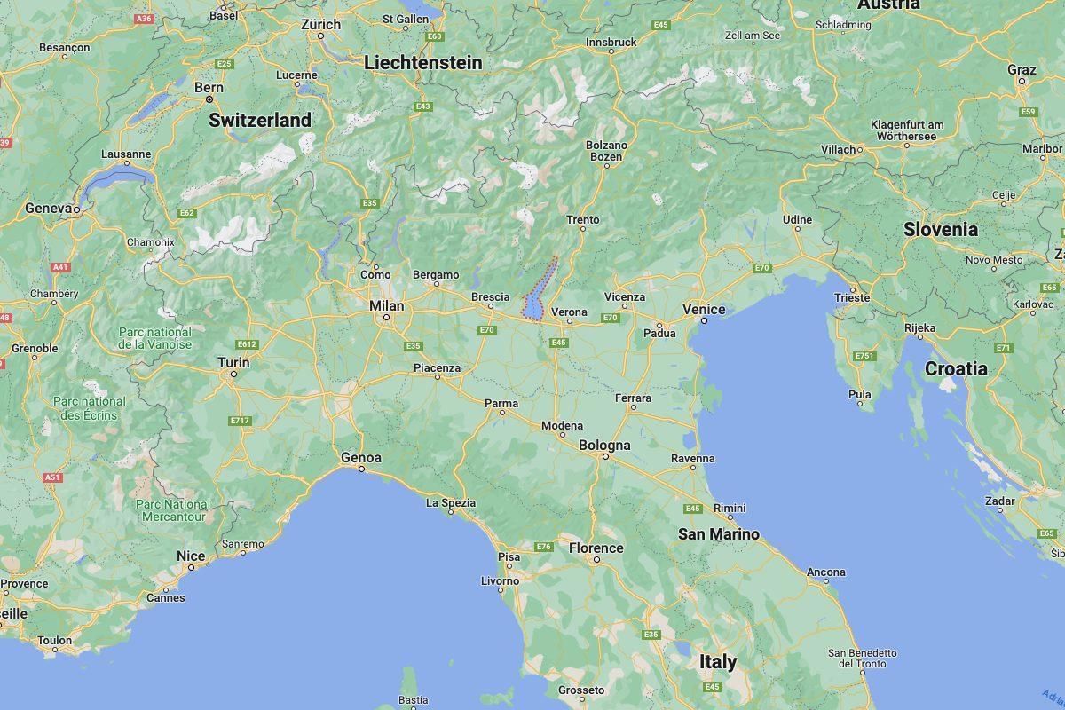 location of lake garda on the map