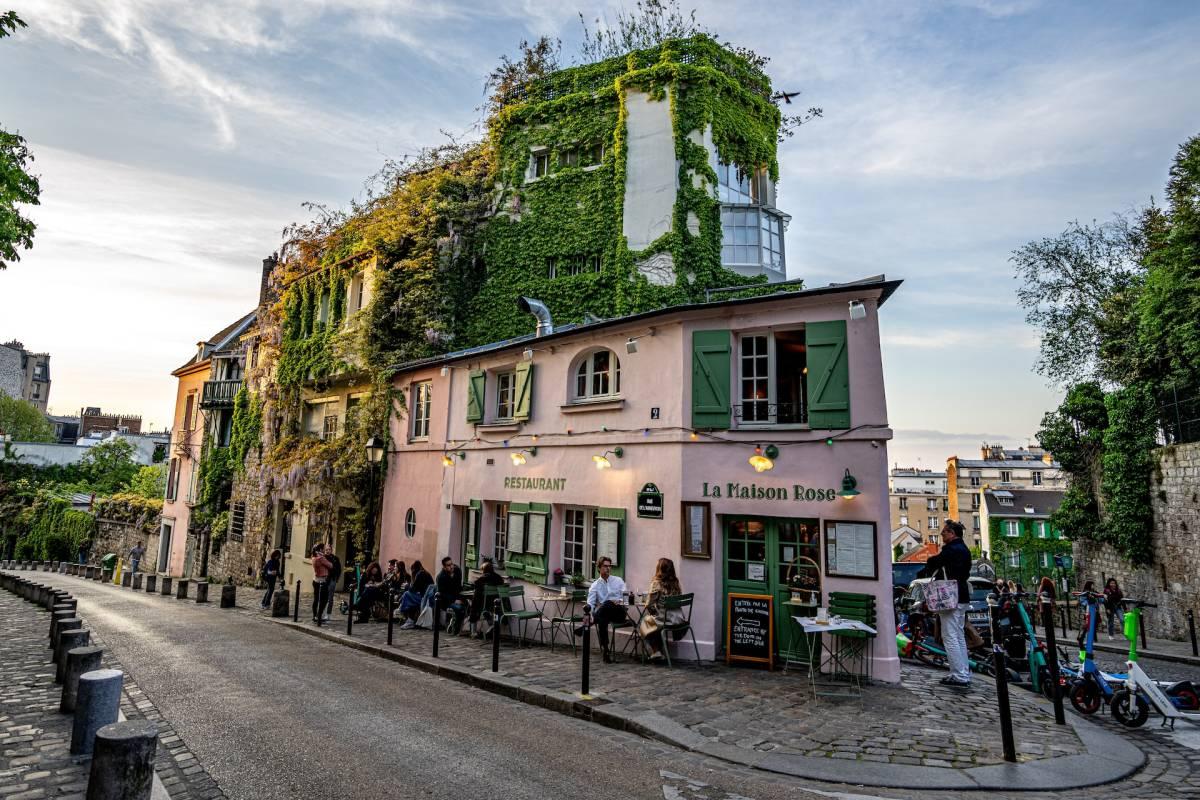 montmartre is not one of the dangerous neighborhoods in paris