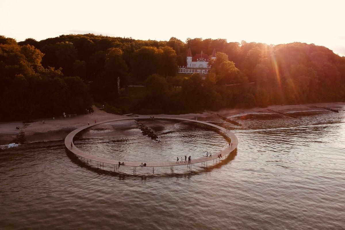 walking on the infinite bridge