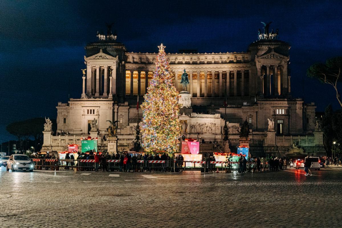 seeing the christmas lights is in the best things to do in rome in winter
