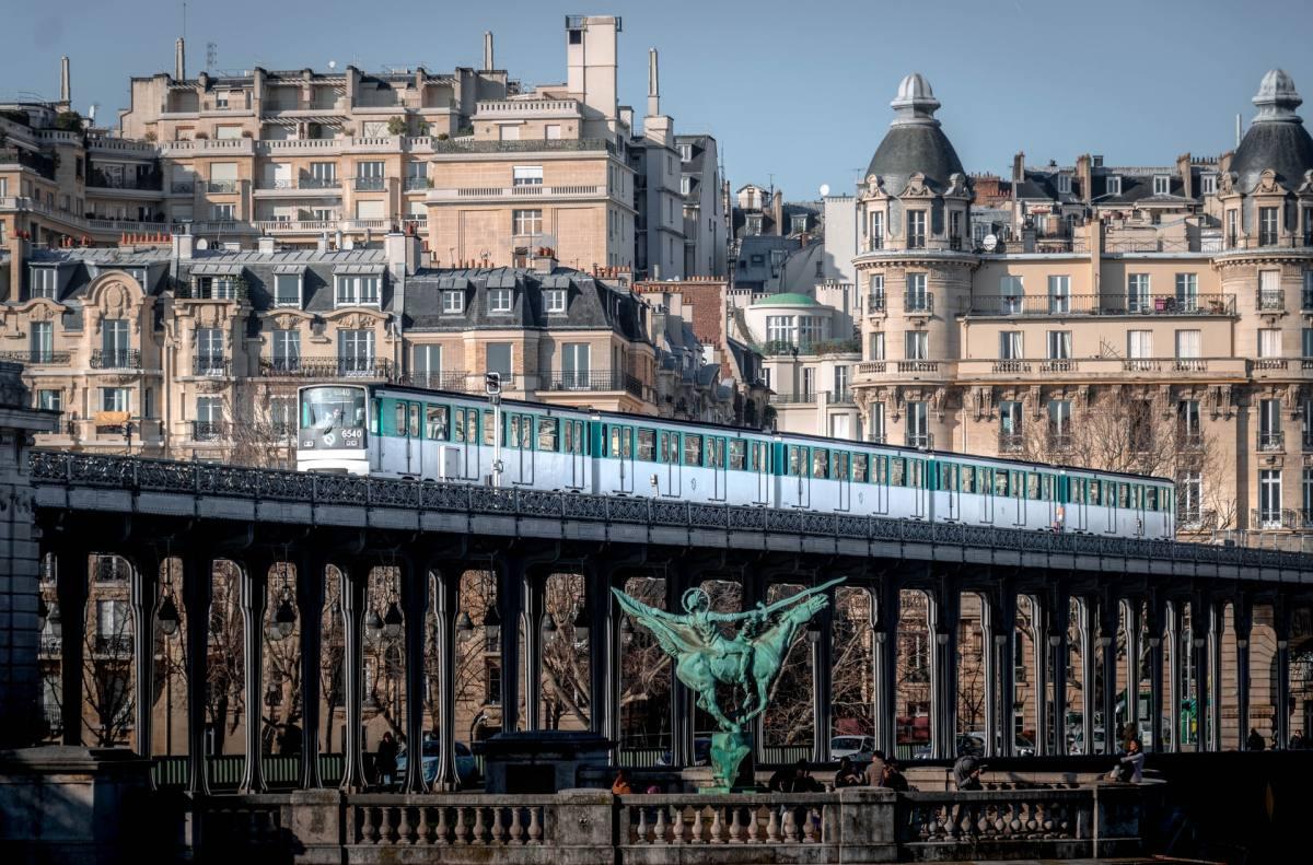 a paris in 1 day itinerary should include bir hakeim bridge
