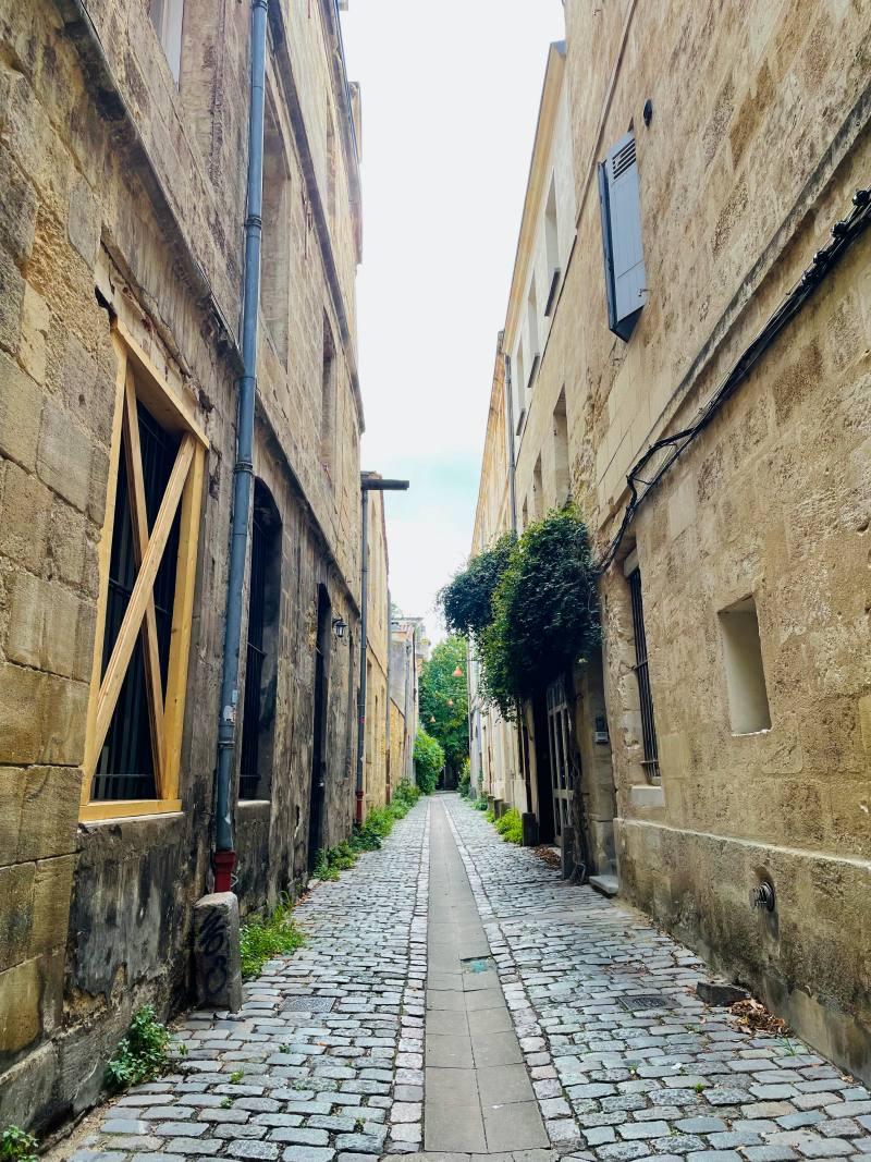 narrow street in chartrons