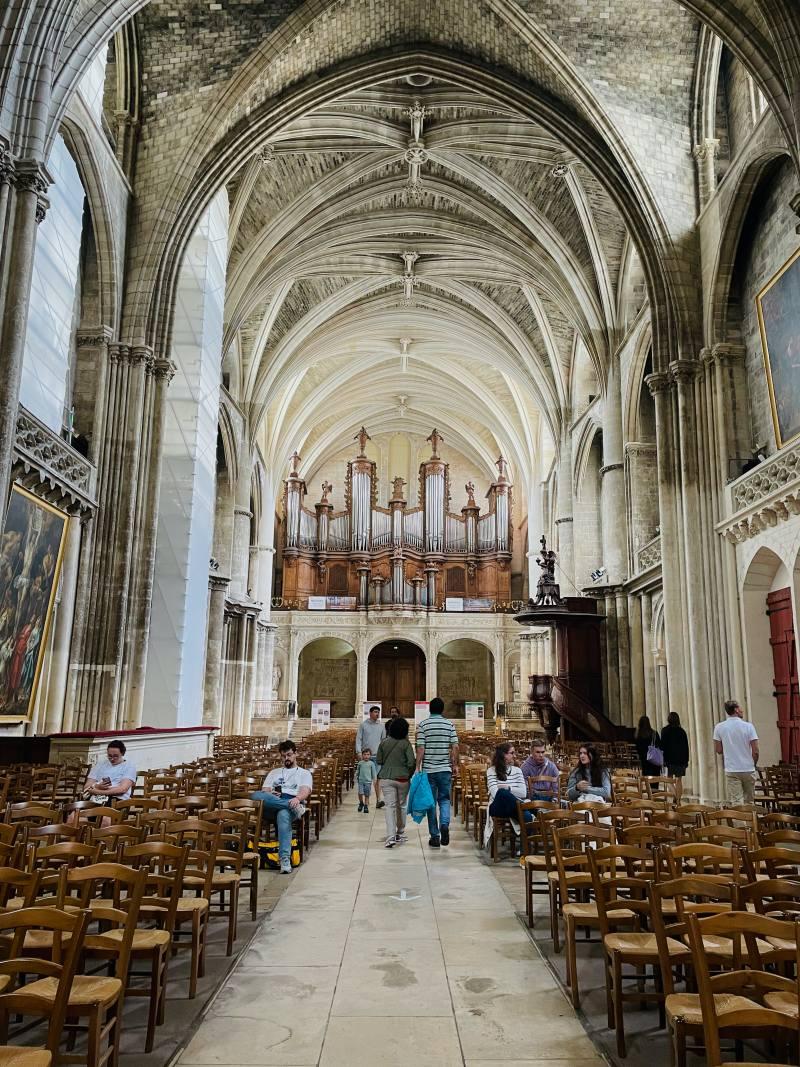 organ inside bordeaux cathedral