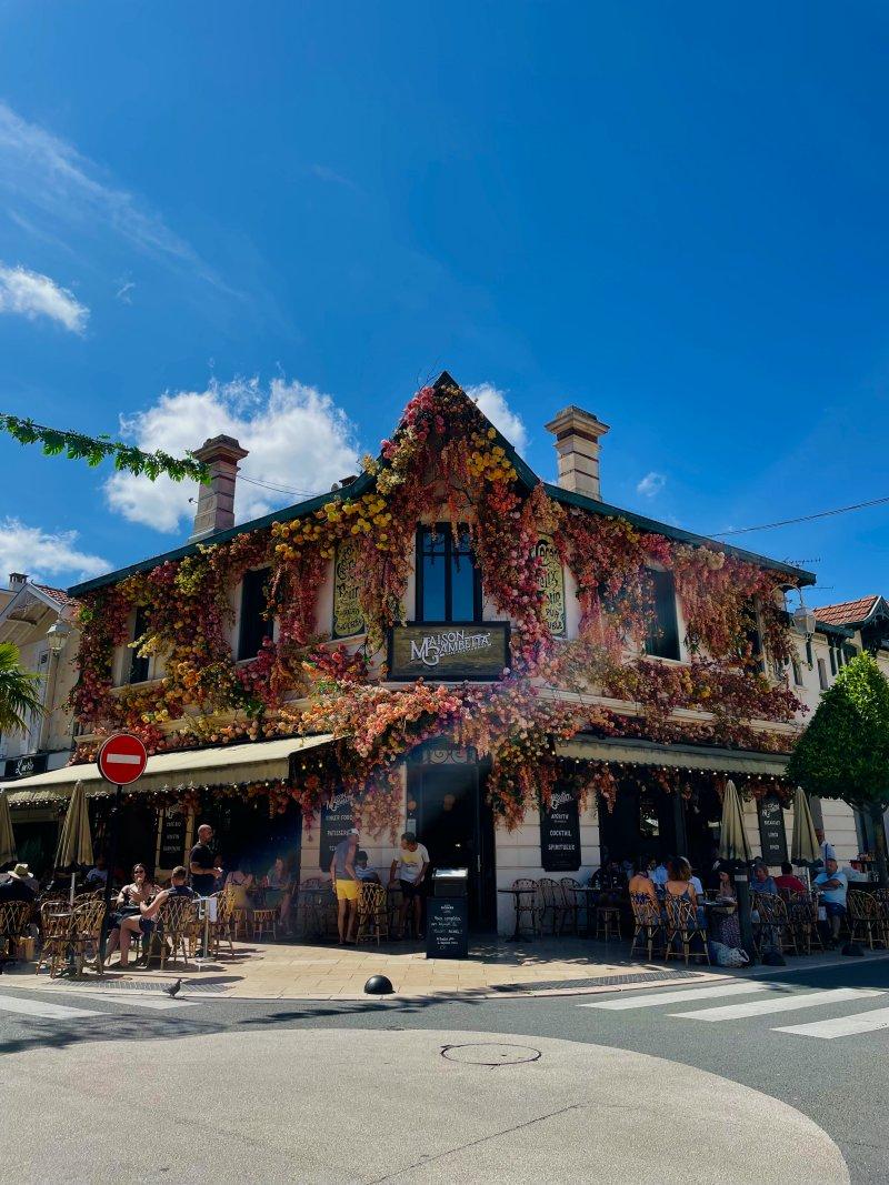 beautiful facade of the ville d'été