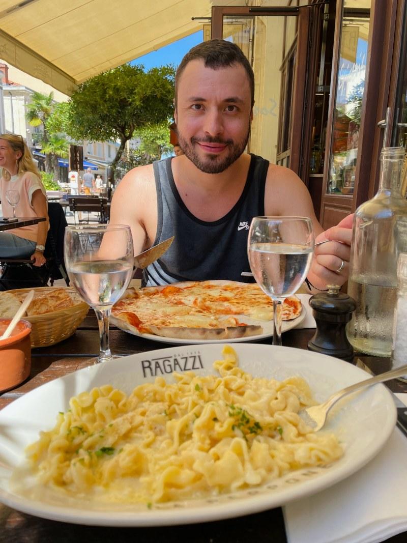 kev enjoying pizza in arcachon