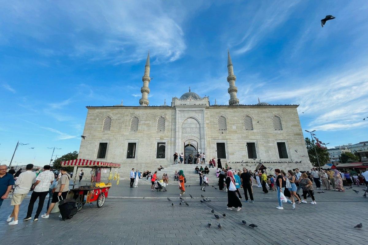 you can see yeni mosque on your istanbul 4 days itinerary
