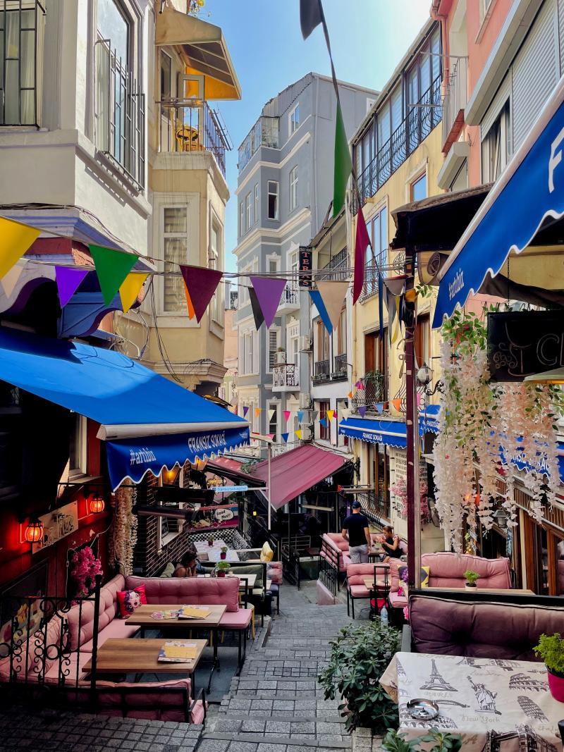 french street in istanbul