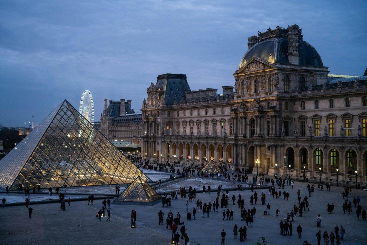 louvre museum in the 1st arrondissement