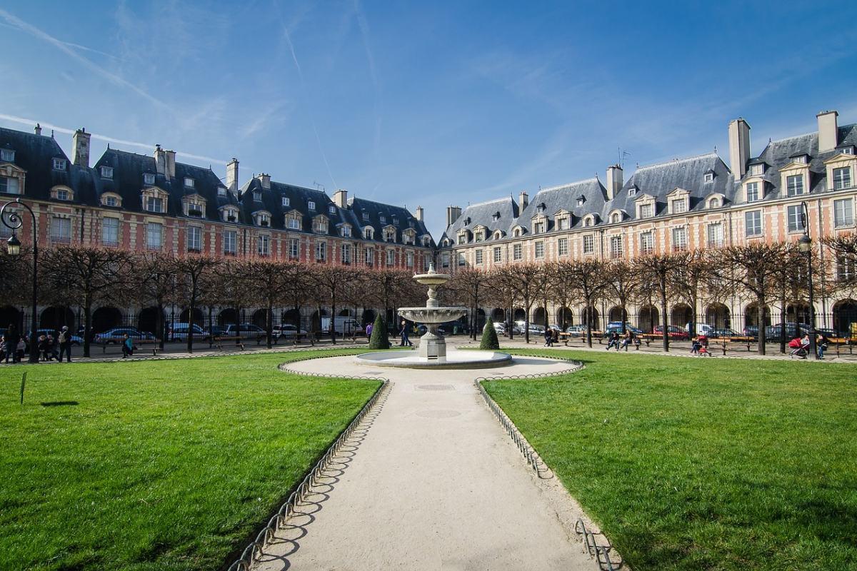 place des vosges in le marais one of the safest areas to stay in paris